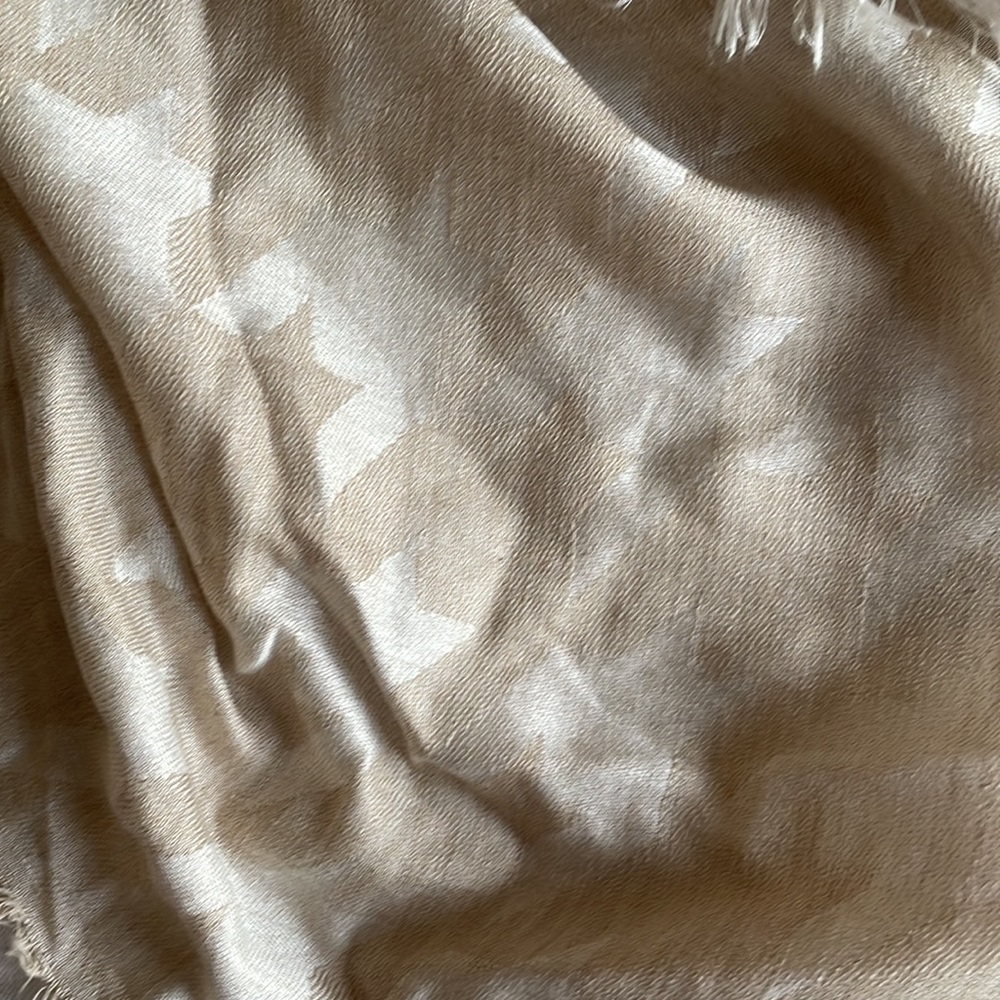 FLAT Rs. 500/- (free ship) Soft scarf patterned with self design - Picture 3 of 3